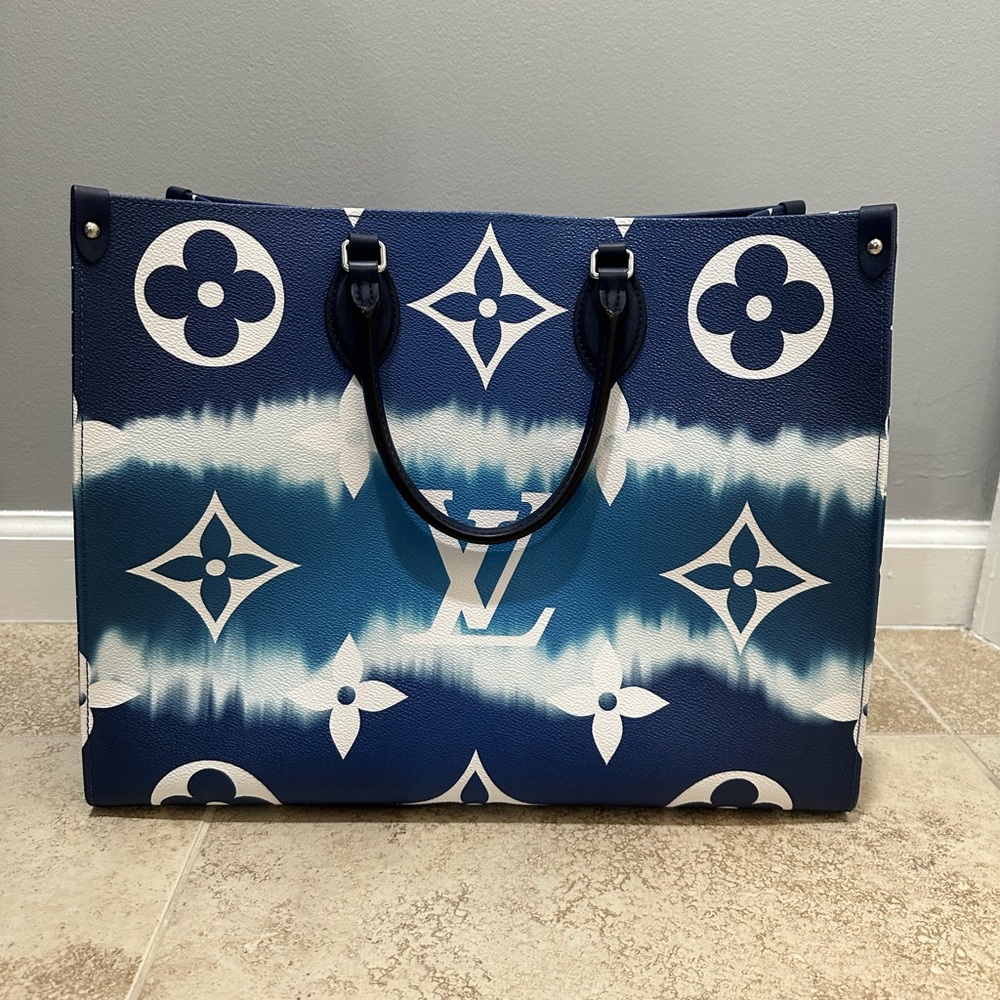 Louis Vuitton OntheGo Tote. Size GM. Purchased Aug 2020. Excellent condition.